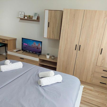Aweshome City Apartment - 3 Bedrooms And Free Parking เดเบรตเซน ภายนอก รูปภาพ