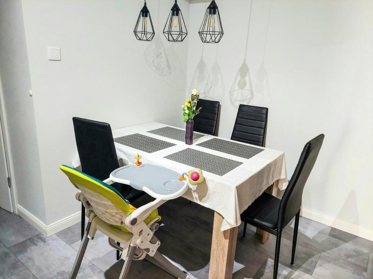 Aweshome City Apartment - 3 Bedrooms And Free Parking เดเบรตเซน ภายนอก รูปภาพ