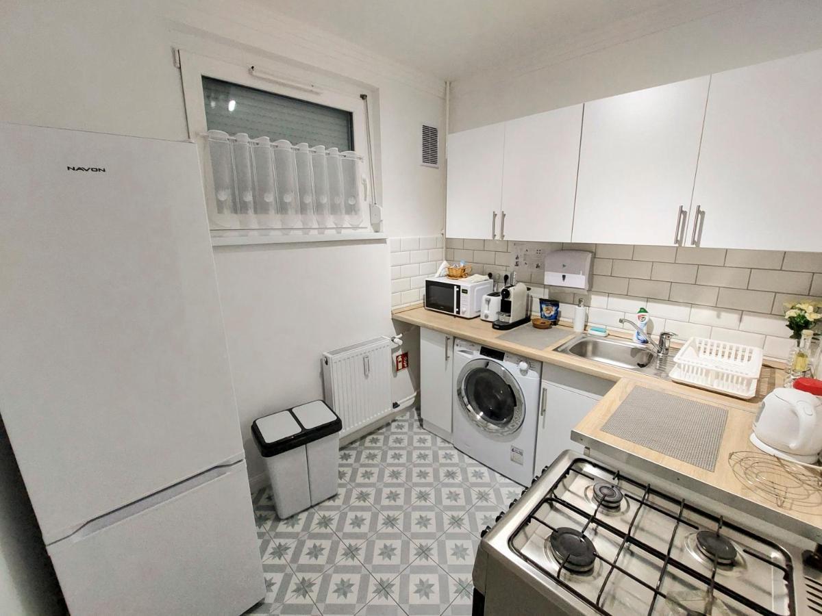 Aweshome City Apartment - 3 Bedrooms And Free Parking เดเบรตเซน ภายนอก รูปภาพ